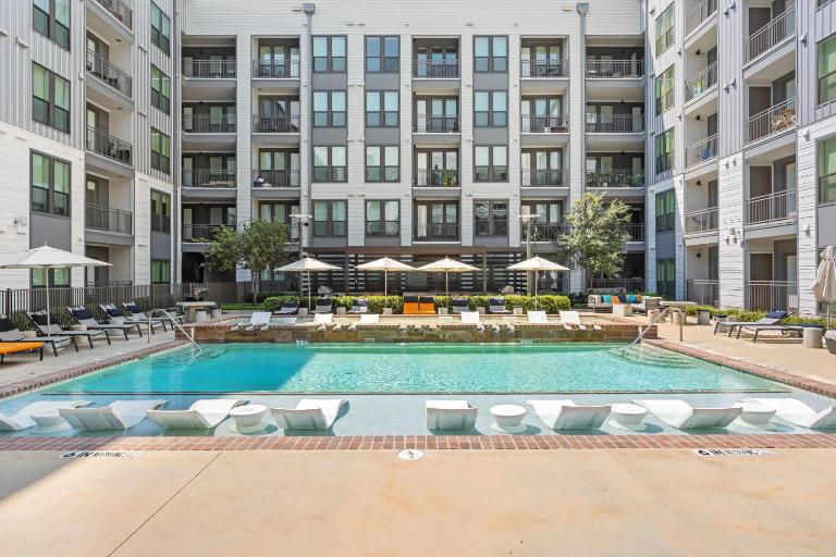 Stylish 1BR Retreat in Houstons Sawyer Yard Art District Minutes to Downtown - B&B Houston