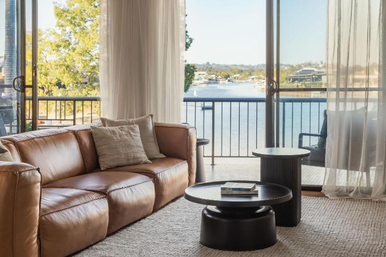 Ali's Waterfront Escape - Relaxing Getaway, Near Kirra Beach - Bed and Breakfast Tweed Heads