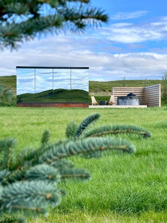 Nest Retreat Iceland - Mirror Houses by the Rangá river - Bed and Breakfast Hella