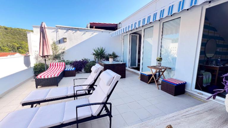 Attico "NIDO" a 50m dal mare con terrazzo grande - un'oasi di pace e bellezza - Bed and Breakfast Nečujam