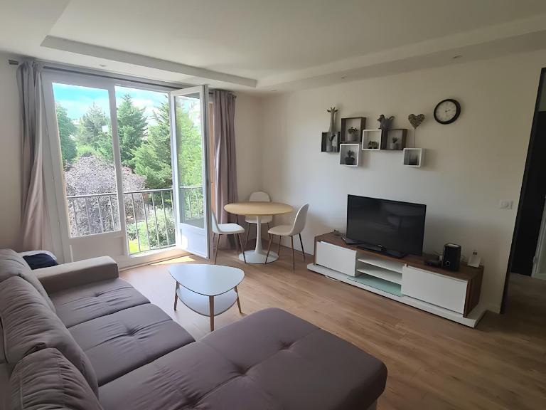 Sunny and renovated flat in secure residence - B&B La Garenne-Colombes