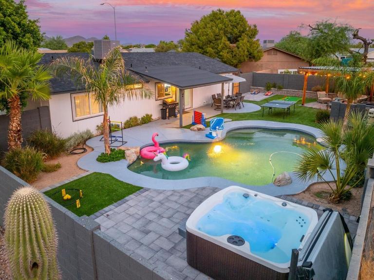 Mesa Resort with Free Heated Pool, Hot Tub, King Bed, and Yard Games - B&B Mesa