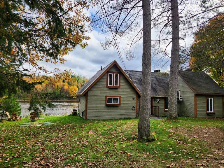 Chalet au bord de l'eau avec spa privé - Mauricie - Portneuf - Québec - Bed and Breakfast Notre-Dame-de-Montauban