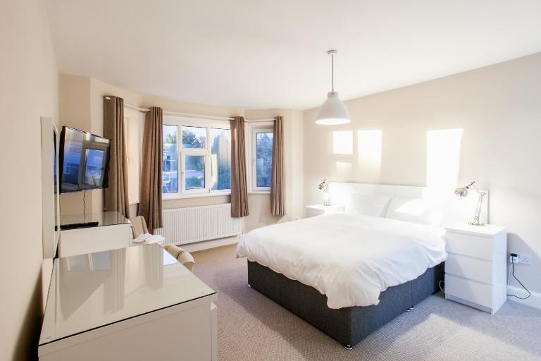 Luxury 2 Bedroom Apartment, Driveway Parking - Bed and Breakfast Cardiff