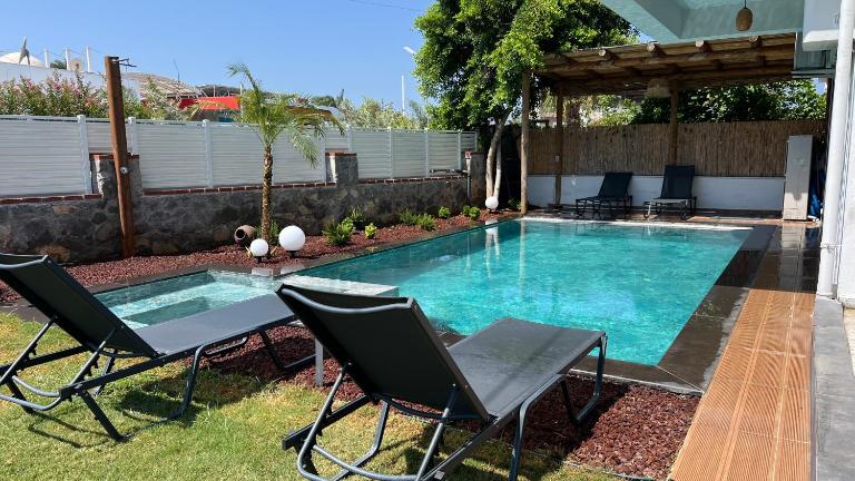 Casa Oliva City 3 with Sauna Jakuzzi Pool & BBQ - B&B Fethiye