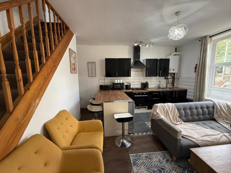 Bradford 2BR Modern Stay - Sleeps 7 - Near Hospital & City Access - Free Parking & Fast WIFI - B&B Bradford