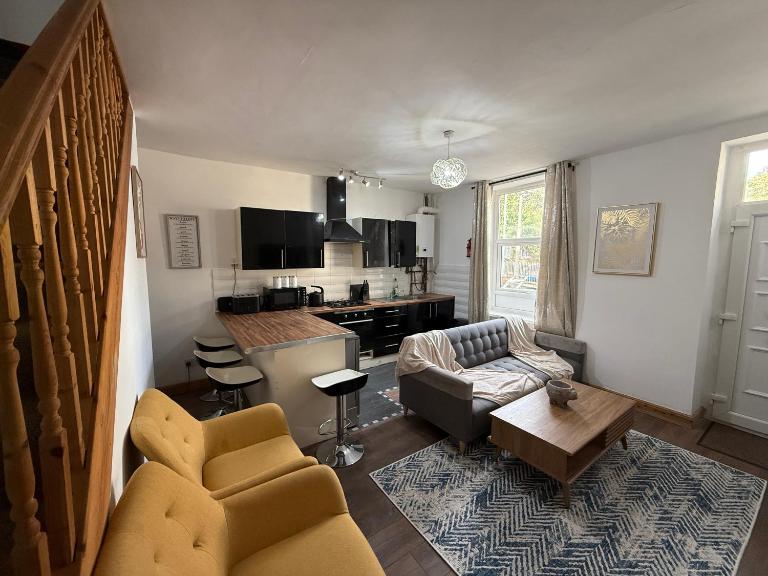 Modern 2BR- Sleeps 7 - Netflix, Driveway & Portable Fans - Near Heaton Hill, City Centre & BRI - Chambres d'hôtes Bradford