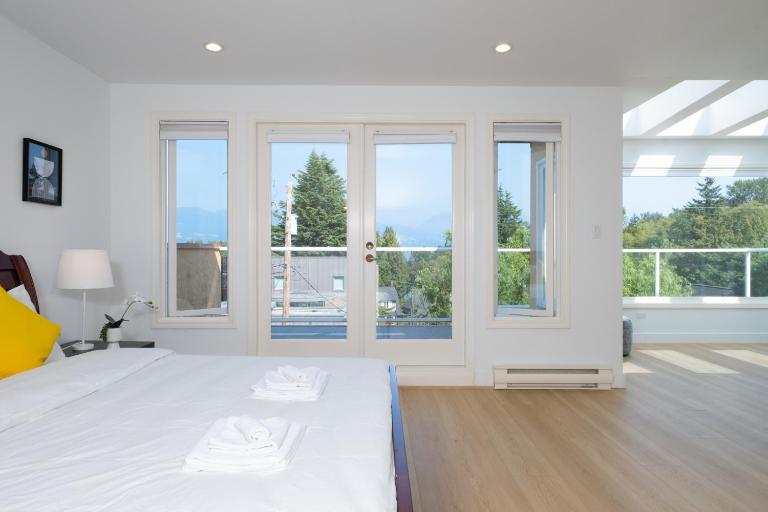 Elegant Spanish Villa with Ocean & Mountain Views - Ferienwohnung Vancouver