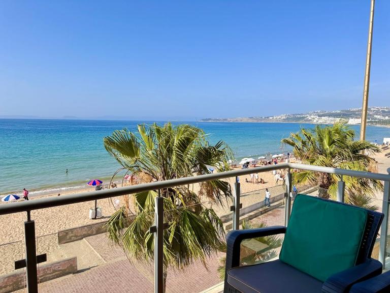 Sea facing Feet in the water & Restaurants, TGV - B&B Tangeri