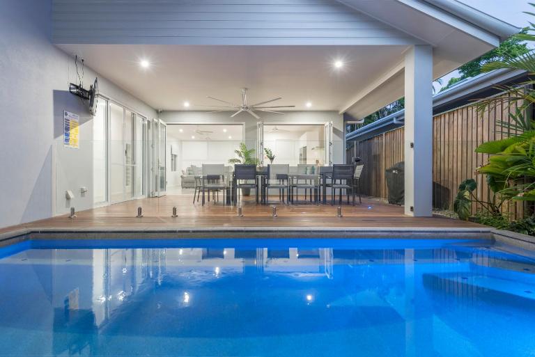 Luxury on Mudlo, 4 bedroom luxury home with heated pool - B&B Port Douglas