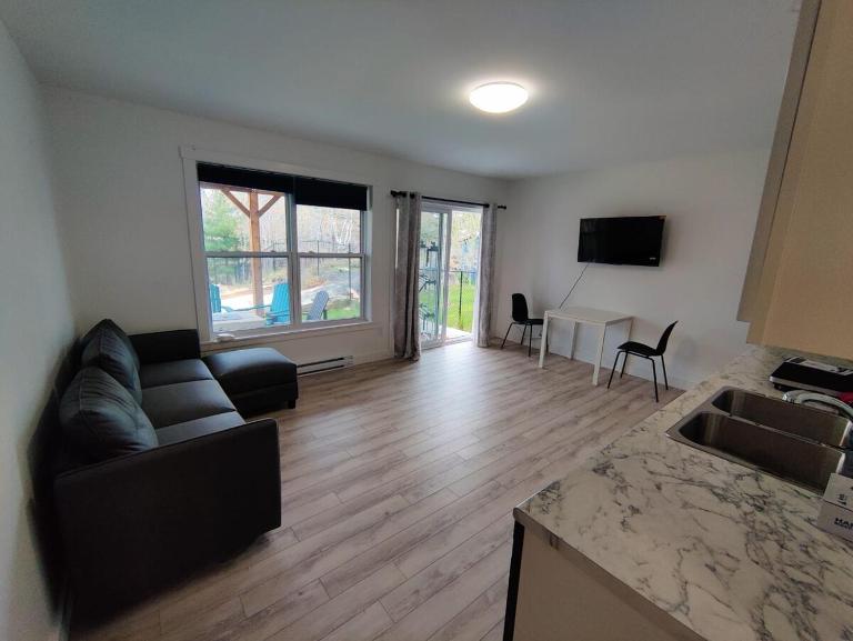 One bedroom unit for corporate stays & travellers - B&B Halifax