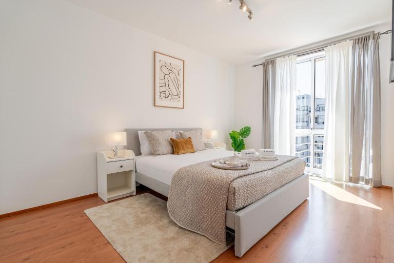 Bright Flat with Balcony & Garage by HostWise - B&B Vila Nova de Gaia