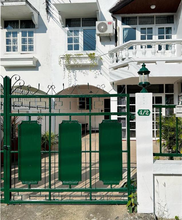 B Wes - Vintage Entire House with rooftop Near Nimman and Old Town - B&B Chiang Mai