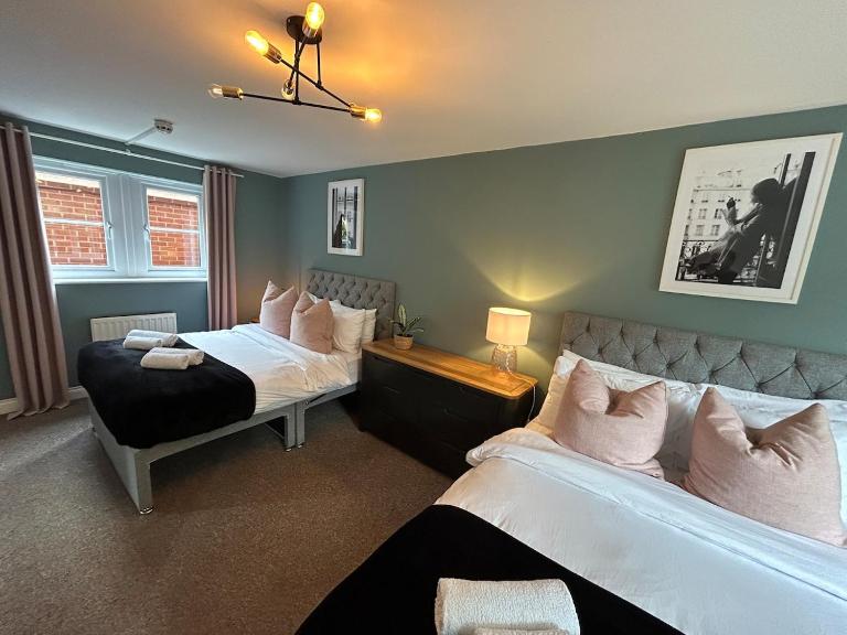 6 Bed, Sleeps 14, En-suites & Parking - B&B Nantwich