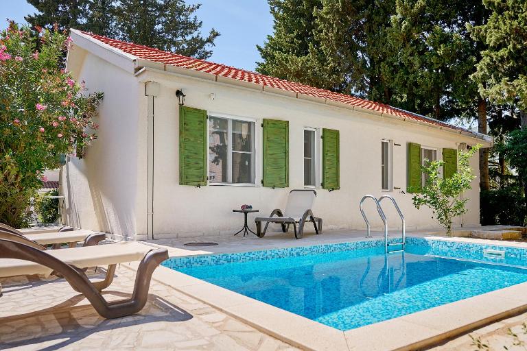 Mediterranean vacation home with pool Petrovac - Bed and Breakfast Budva