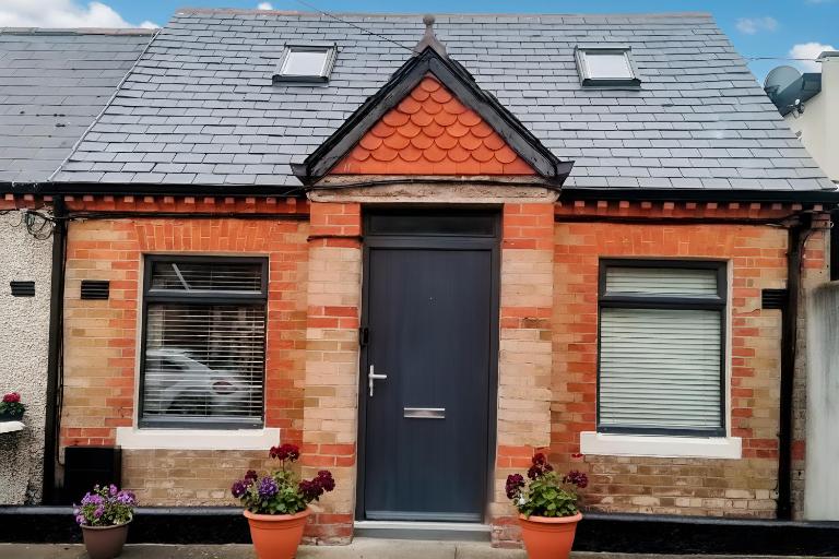 d4cosycottage - Quiet & charming 2BR Cottage, with Kingsize bed, free parking and private garden, within walking distance of city, beach & major venues - B&B Dublín
