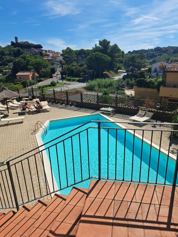Trilocale immerso nel verde a pochi chilometri dal mare con piscina soppalco e parcheggio - B&B Montescudaio