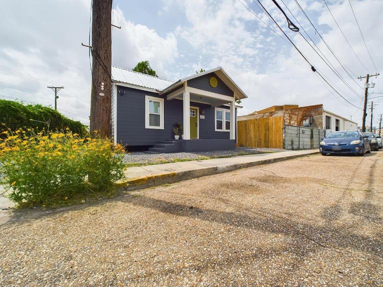 Buchanan Bungalow - Eclectic Mid-Mod Design DT - B&B Lafayette
