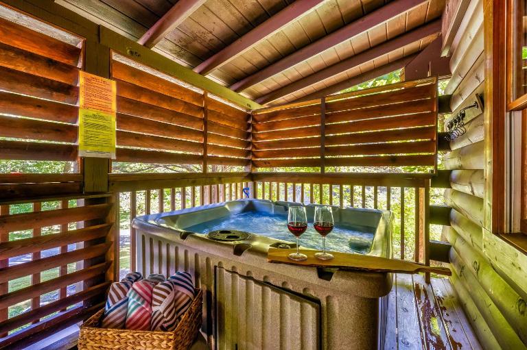 Charming Cabin with Hot Tub - Chambres d'hôtes Sevierville