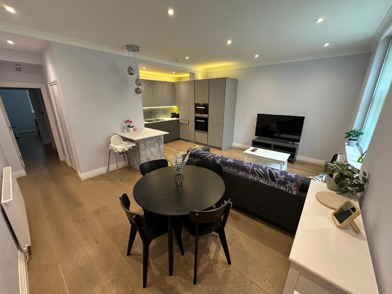 Modern 2 BR Apt in the Heart of London - Victoria Pimlico - B&B Londres