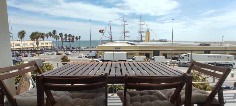 Apartamento na marina com vista 180º junto à praia - B&B Setúbal