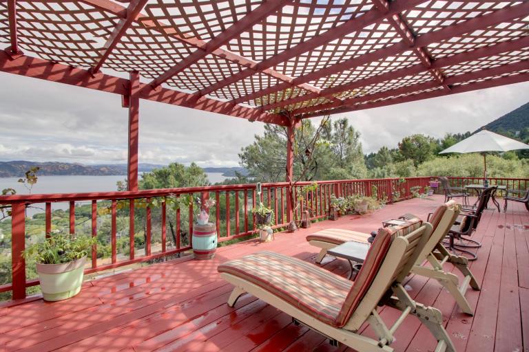 Spacious Kelseyville Home w/ Large Lakefront Deck! - B&B Kelseyville