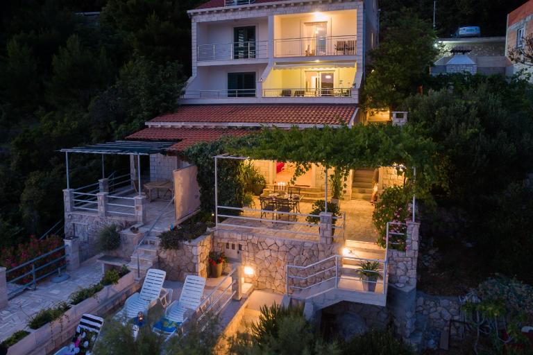 Apartments Ratac Lobrović with private beach and beautiful sunset - B&B Slano