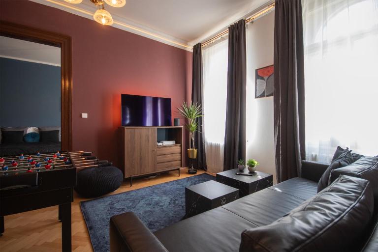 Spacious Apartment Xbox, Cinema & Foosball in Prague - B&B Praga