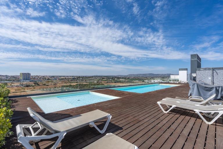 Rooftop Pools & Balcony Haven by HostWise - Ferienwohnung Faro