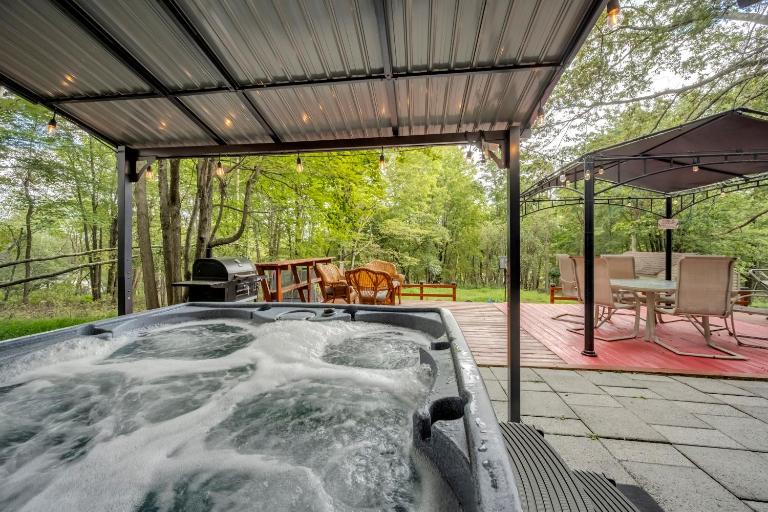 Stunning! Pocono Escape! HotTub Sauna Pool Ski Pet-Friendly Firepit Game Room Fireplace BBQ Lakes Tennis Fishing - Ferienwohnung Long Pond