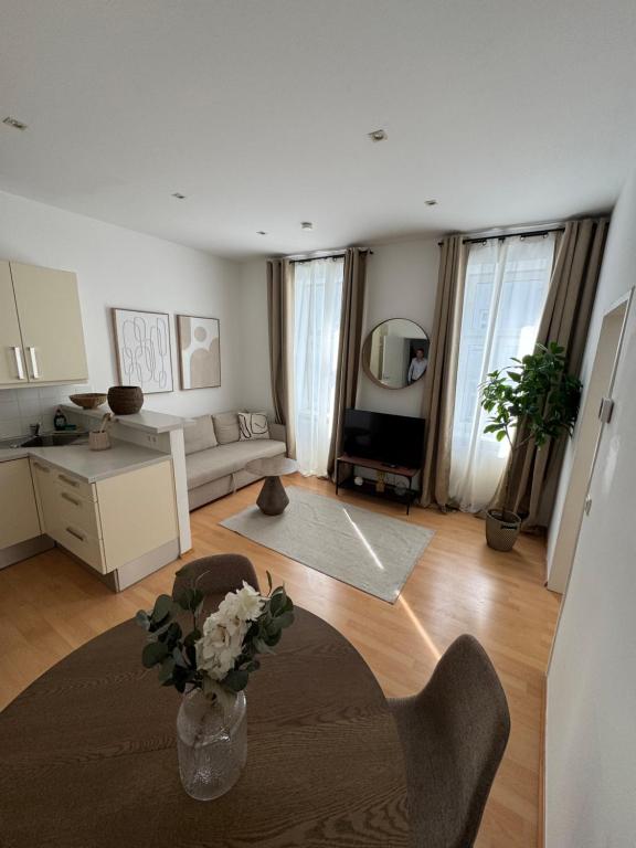 Next to Schönbrunn I 10 min to U4 I Free WiFi - B&B Vienna