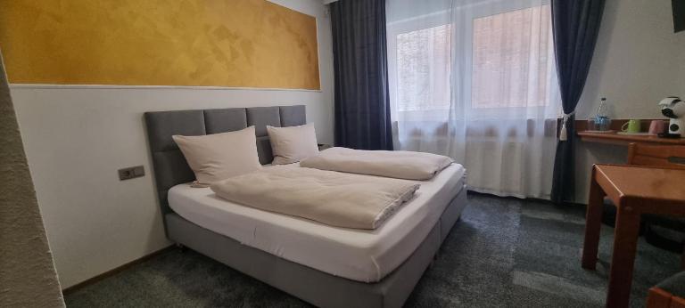 Doppelbett - Gästezimmer - No 40 - 11min von Gießen 8,4km in Fernwald-Steinbach - B&B Steinbach