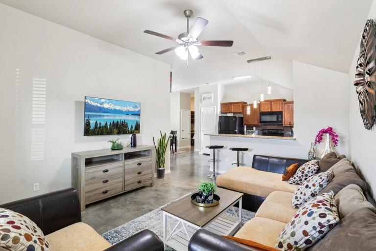 Spacious 3BR Home 10 Min to Fort Cavazos, Garage, Fast WiFi, Fenced yard, Long Stays Welcome - B&B Copperas Cove