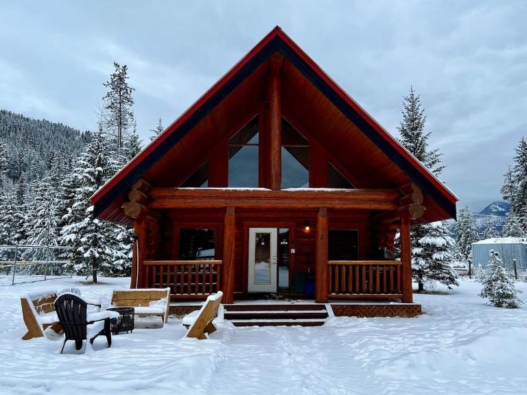 Chancellor Peak 1BR and Loft Wooden Cabin near Lake Louise - B&B Golden