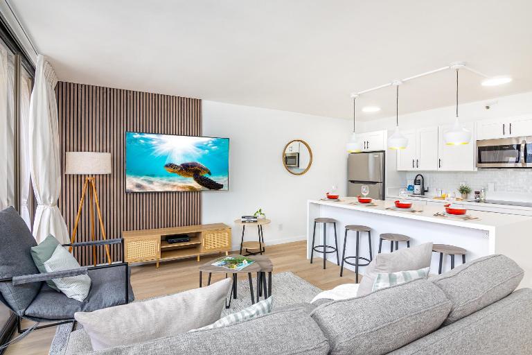 5 min Beach Walk, Upscale with Parking, No Resort Fee - B&B Honolulu