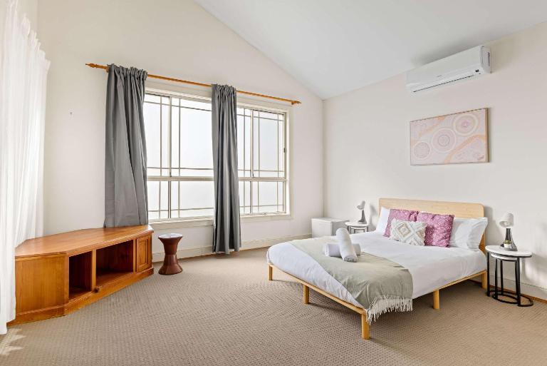 Simple No-Frills Double Room with Ensuite Bathroom & Air Conditioning in Bexley - B&B Sydney