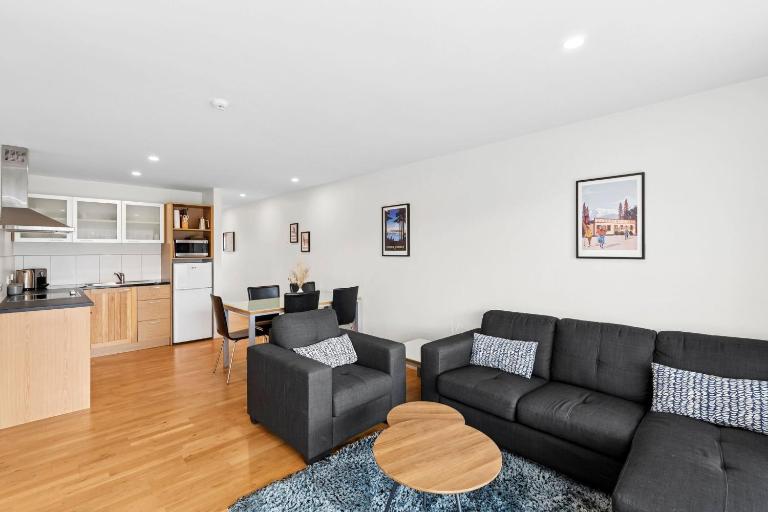 2 Bed with 2 Ensuites Central to ski fields Balcony Sleeps 4 - Chambres d'hôtes Wanaka
