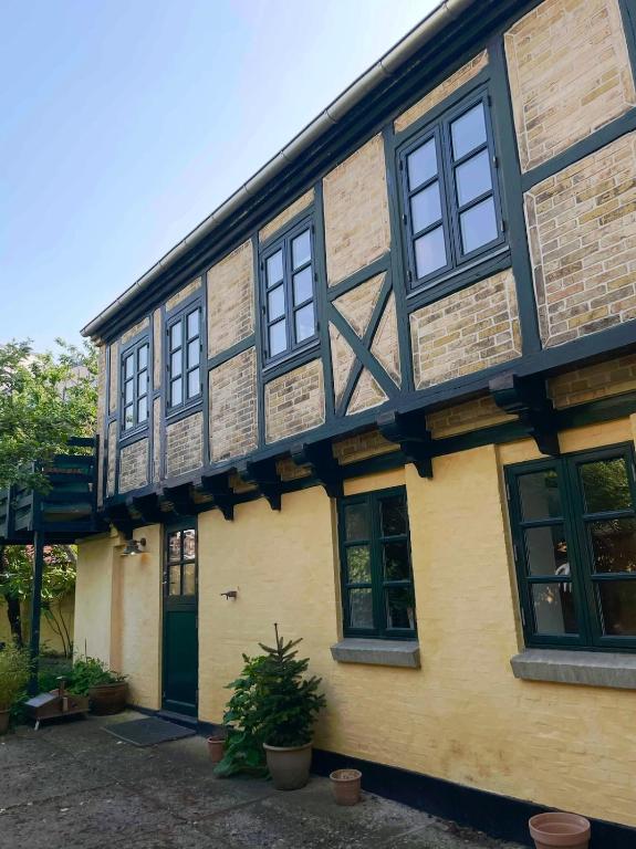 Adventurous backhouse centrally located in Odense - B&B Odense