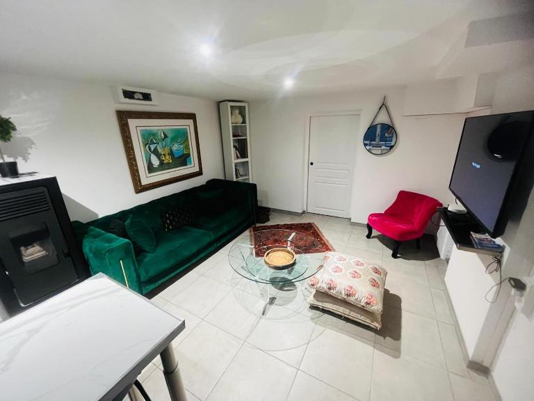 Chic and Peaceful apartment Roissy Charles de Gaulle Airport 15mins-Parc des Expositions Villepinte 10mins- Disneyland 30mins - Bed and Breakfast Tremblay-en-France