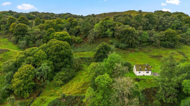Charming 2-Bed Cottage on Tranquil Raera Farm - Chambres d'hôtes Kilninver