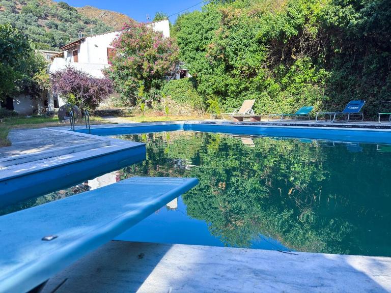 Elafonisi Manor with Private Pool & Jaccuzi - Chambres d'hôtes Perivólia