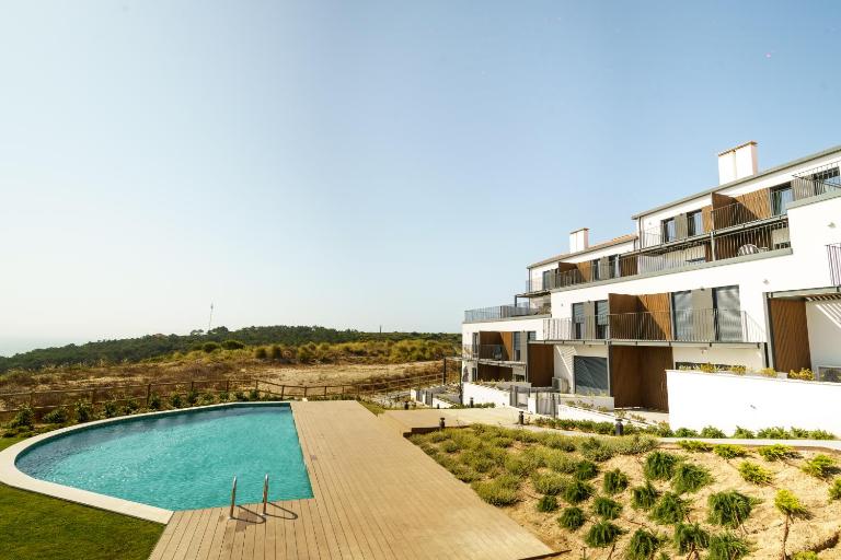 Bright & Stylish Retreat by the Sea Near Ericeira - Chambres d'hôtes Carvoeira