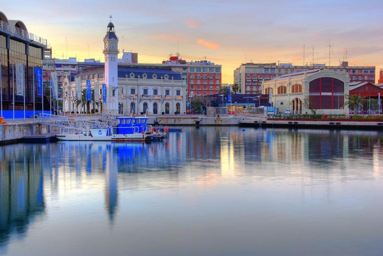 Alójate en el Puerto de Valencia 1 - B&B Valencia