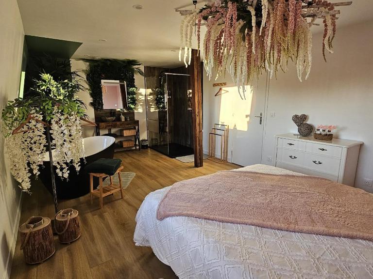 Immersion Forêt Enchantée, 70m2 Atypique & Design aux portes de Lille - B&B La Bassée