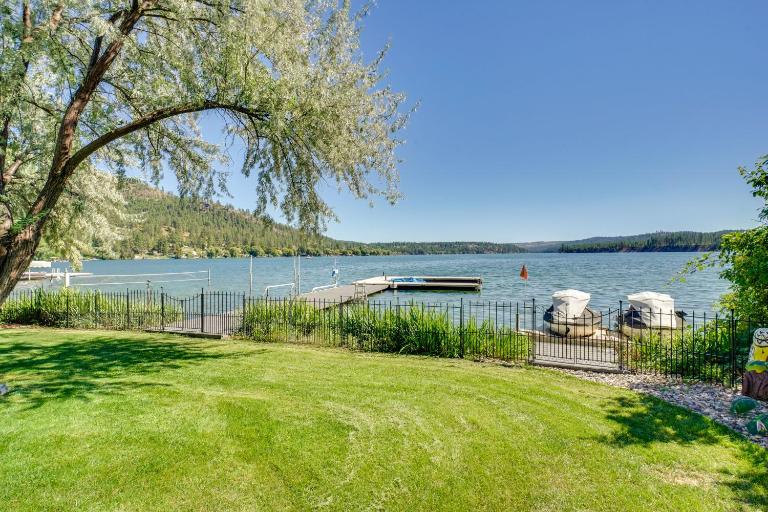 Waterfront Deck w/ Fire Pit: Lake Spokane Gem! - Chambres d'hôtes Nine Mile Falls