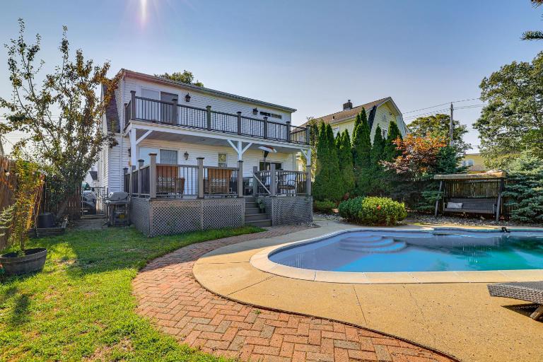 Near Yale & Lighthouse Point Beach: Home w/ Pool! - Chambres d'hôtes New Haven