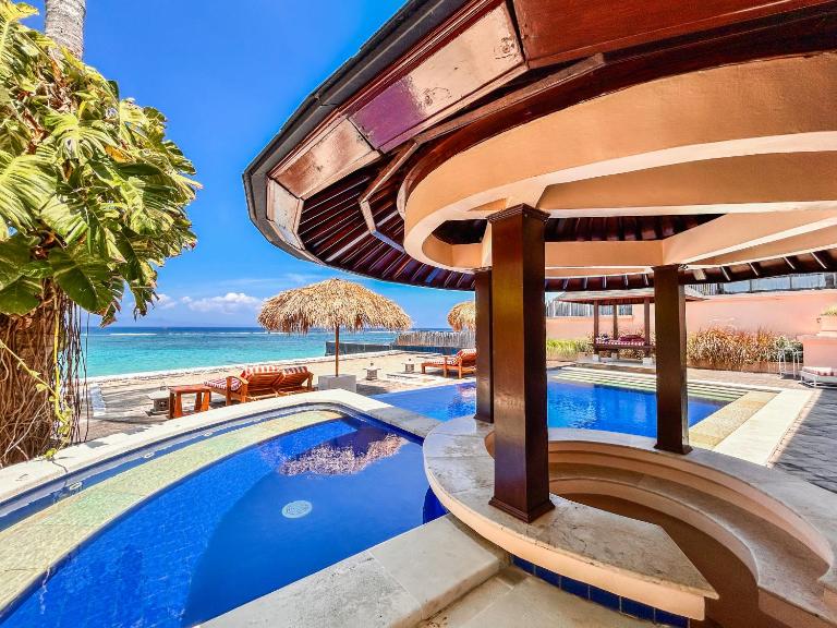 Villa Talia Vashti - Oceanfront villa with Private Sea Access, Pool & Cook - B&B Candidasa