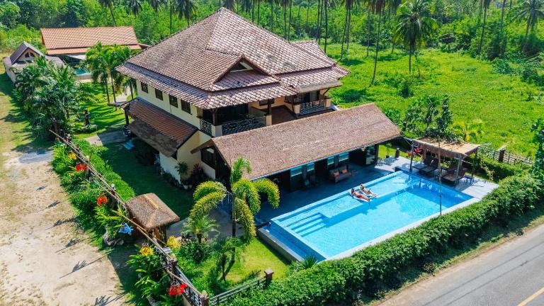 Coral Beach Pool Villa Khao Lak - B&B Khao Lak