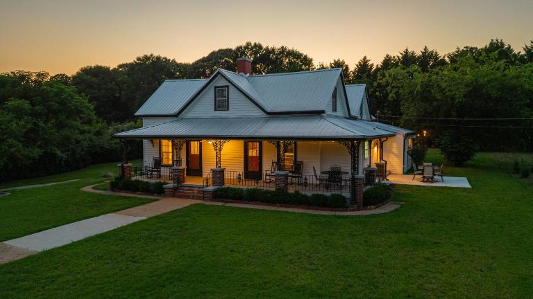 The Bulldog Farmhouse - 100 year old home - B&B Athens