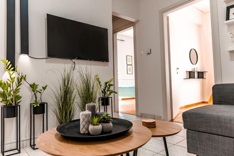 Aktivi Sunny & Quiet Modern Apartment - B&B Kalamata